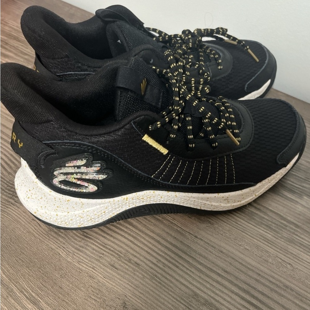 Under Armour Curry Flow 9 Black/Gold Basketball Shoes – Youth 7Y - Picture 3 of 5
